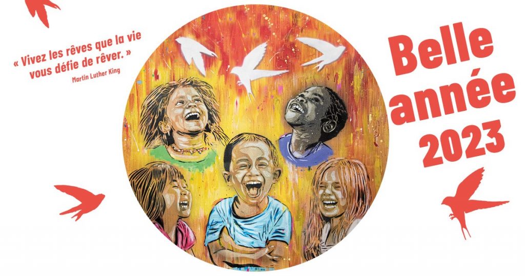 Peinture du street artiste Nô représentant 5 enfants riant sur un fond orangé et rouge,  au dessus d'eux des oiseaux. 
L'image estb encadré par un message de bonne année 2023 et une citation de Martin Luther King 
"Vivez les rêves que la vie vous défie de rêver."